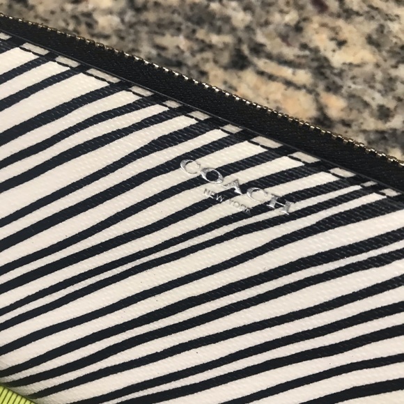 Coach wallet 3/4 zip - Picture 2 of 8